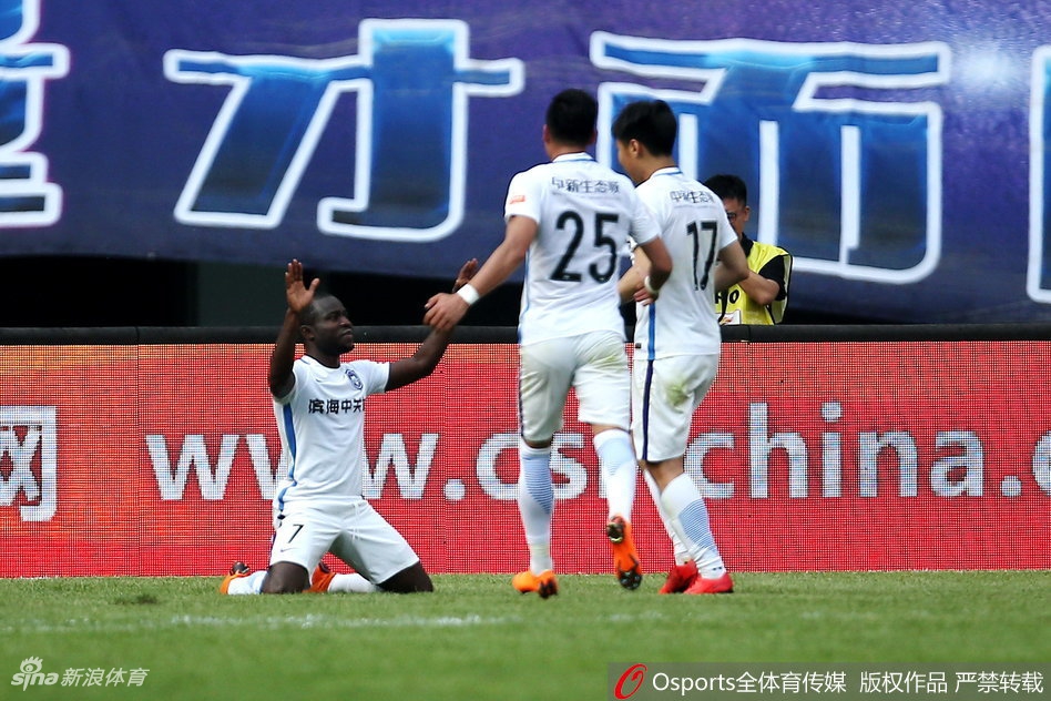 队友祝贺阿奇姆彭