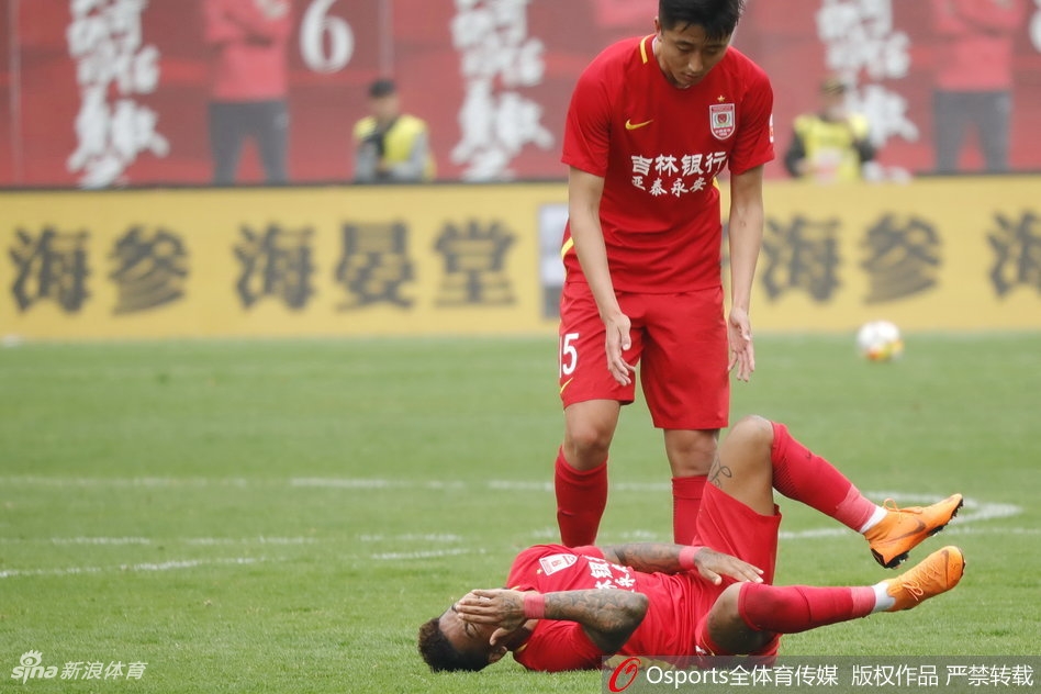 马里尼奥痛苦捂脸