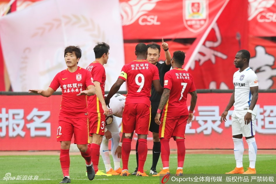 亚泰队员围住裁判