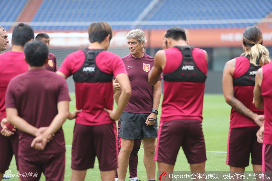 佩工带领弟子们训练