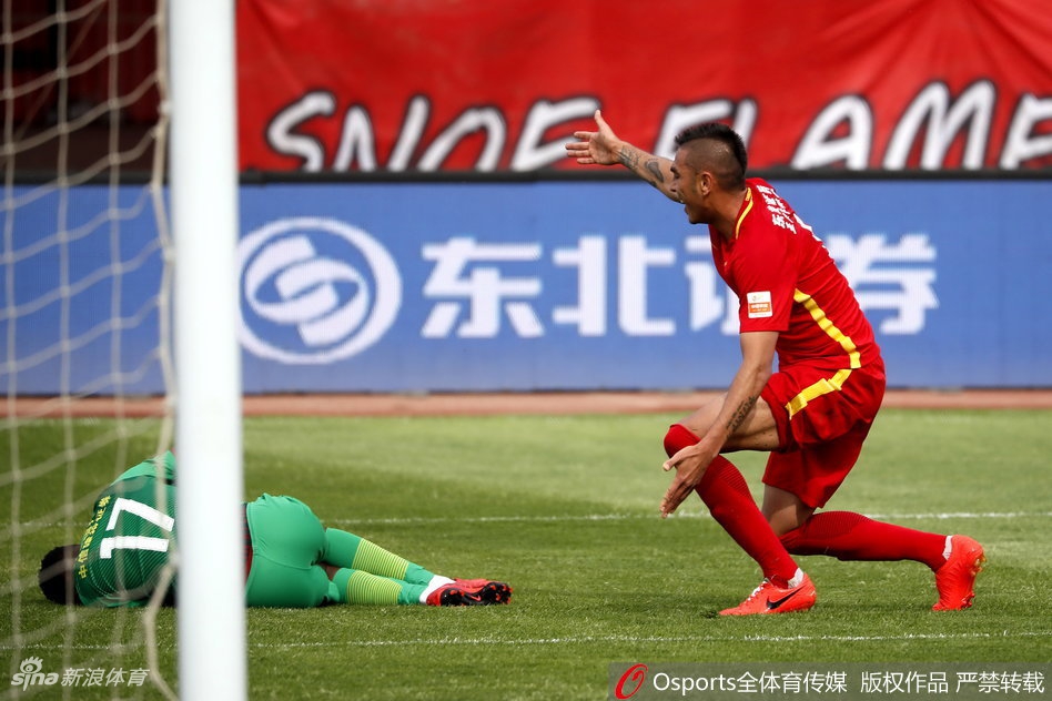 伊斯梅洛夫禁区内放倒巴坎布