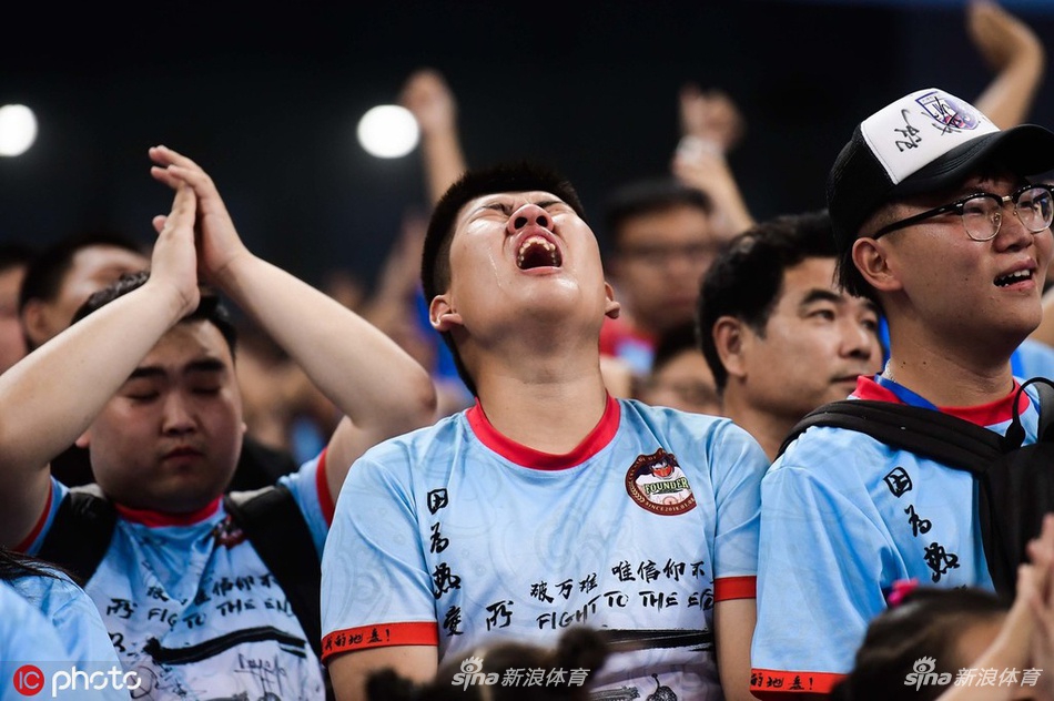 不断流泪的球迷