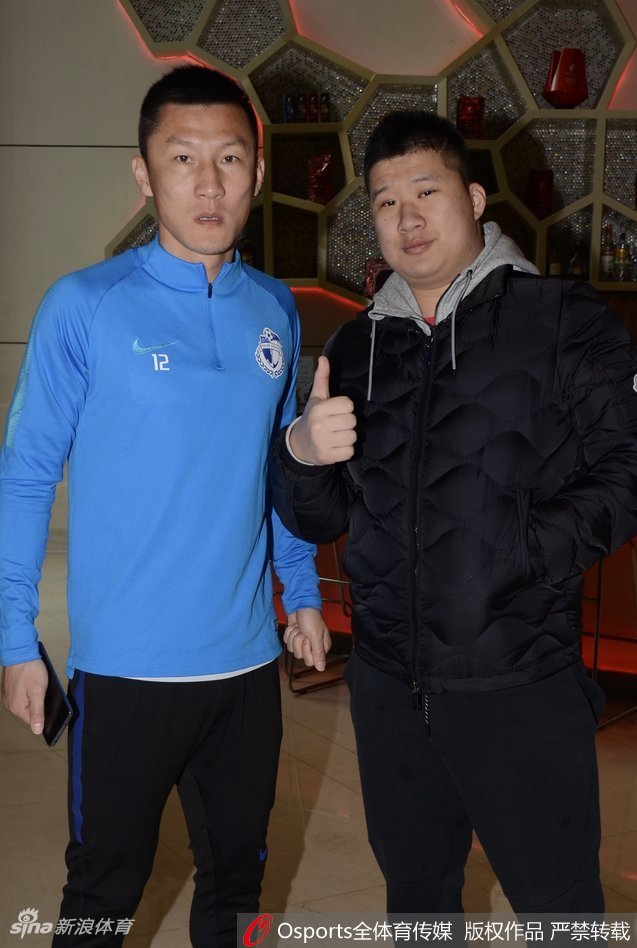 周挺与球迷合影