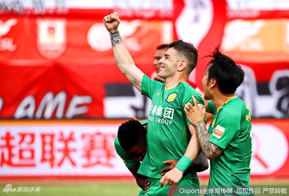 索里亚诺庆祝点射破门