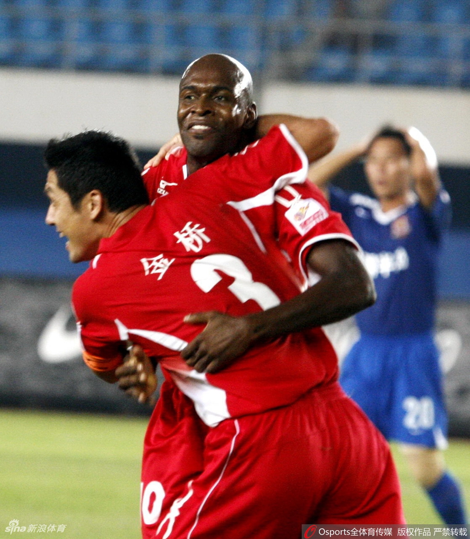 乔吉姆拥抱杨晨