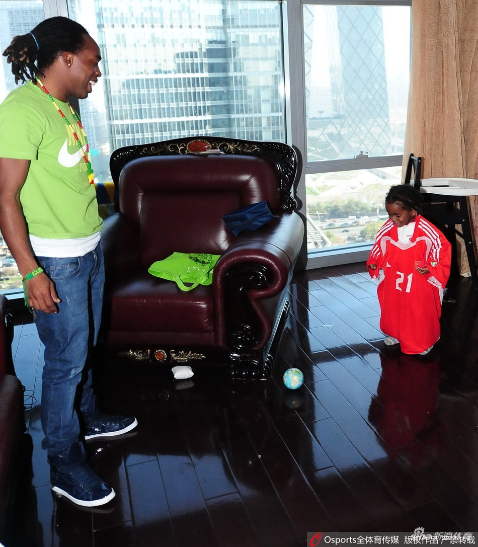 为儿子穿上国足球衣