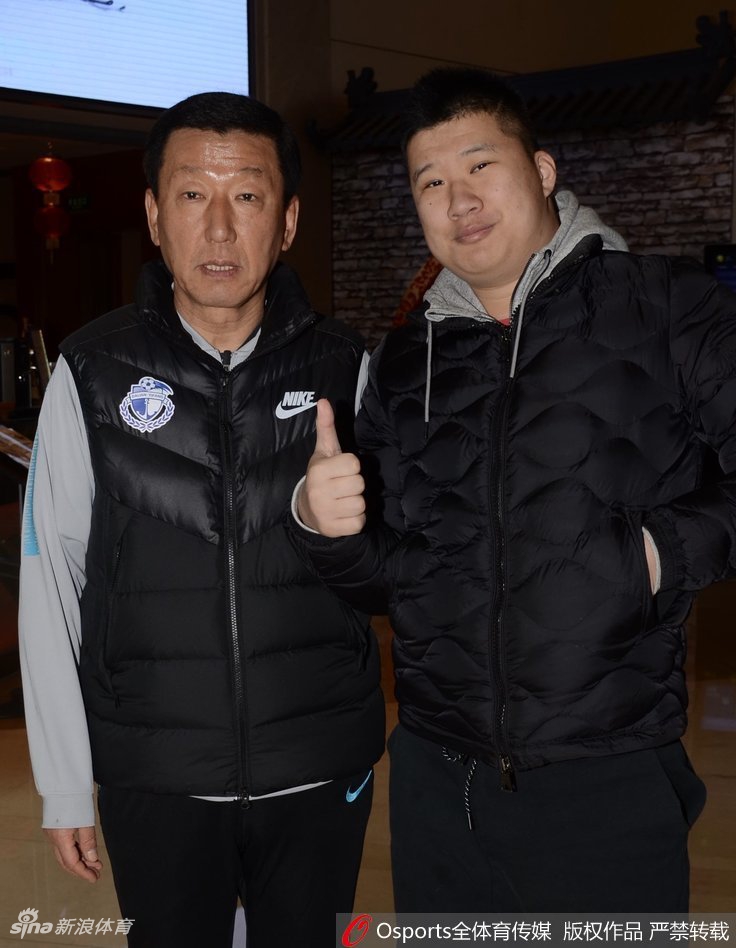 崔康熙和球迷合影