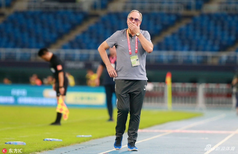 施蒂利克不满表现