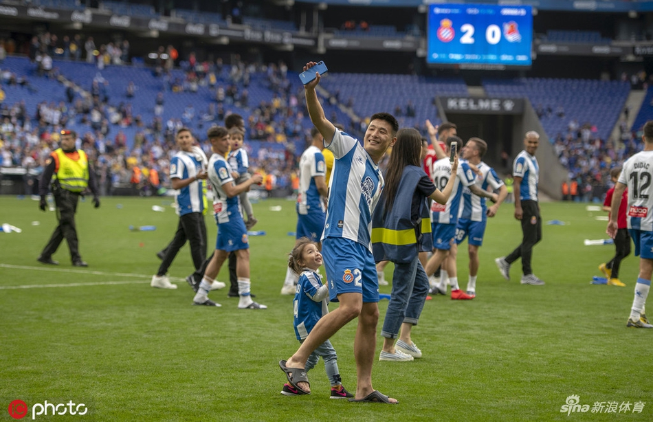 西班牙人英雄！武磊被球迷高高举起