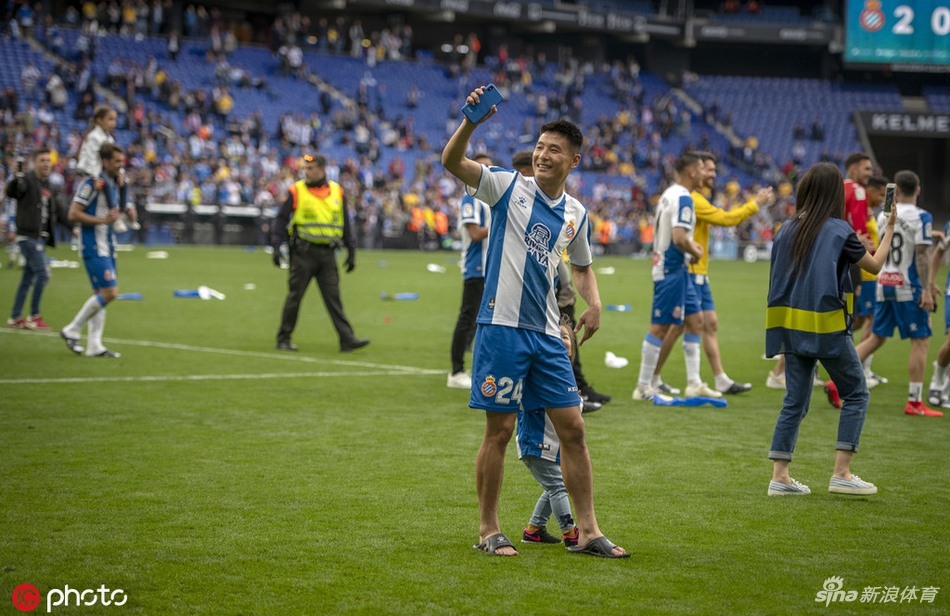 西班牙人英雄！武磊被球迷高高举起