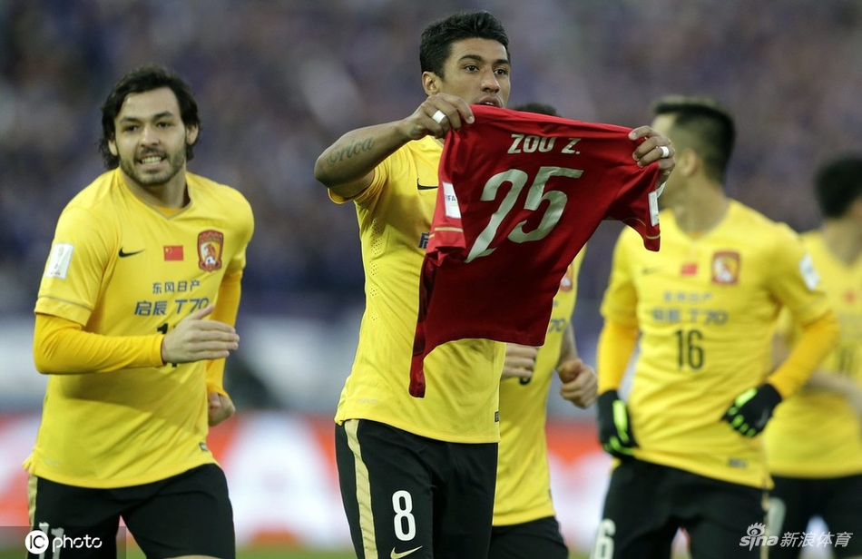 保利尼奥进球后祝福邹正