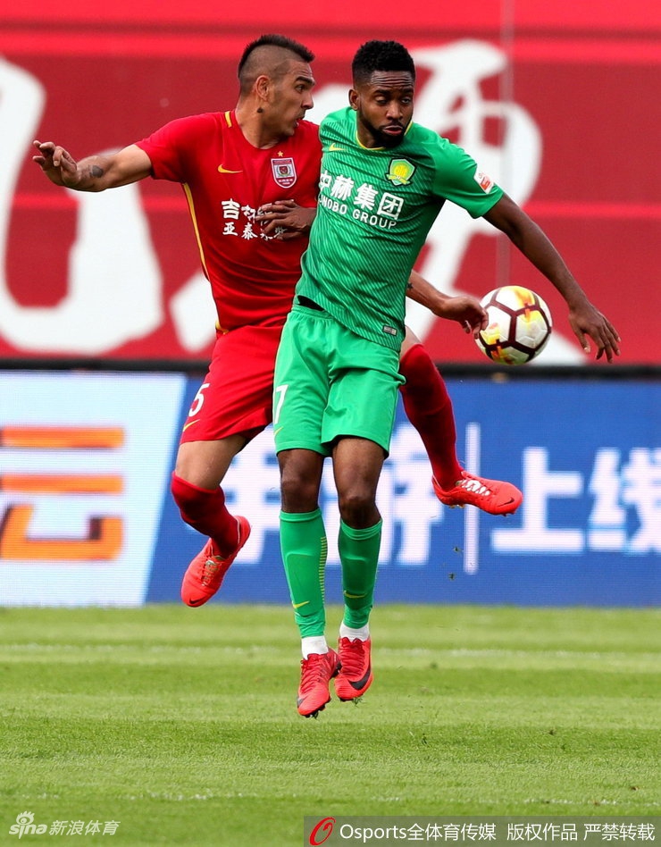 巴坎布与伊斯梅洛夫拼抢