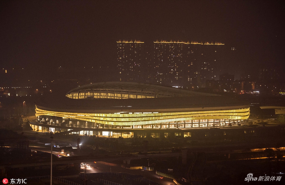 卓尔新主场完工在即夜景美丽