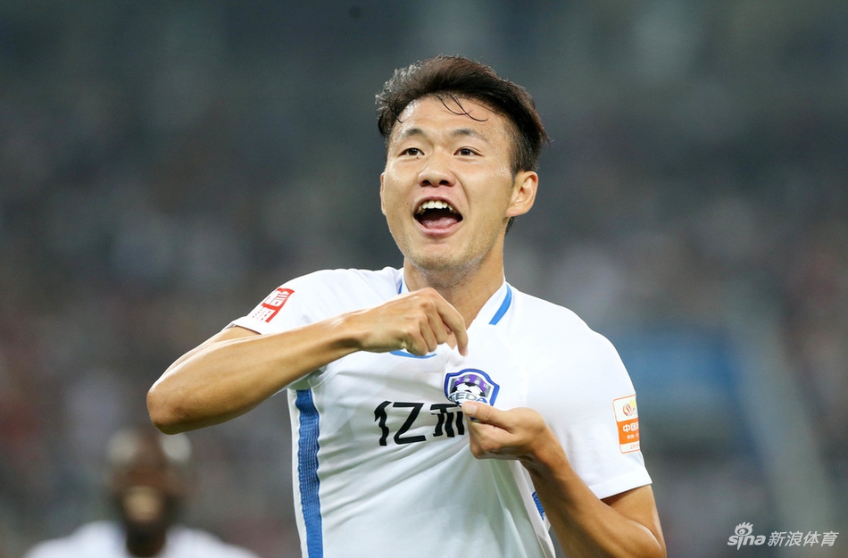 李源一进球后手指队徽