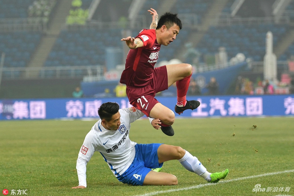 姜至鹏躲避飞铲