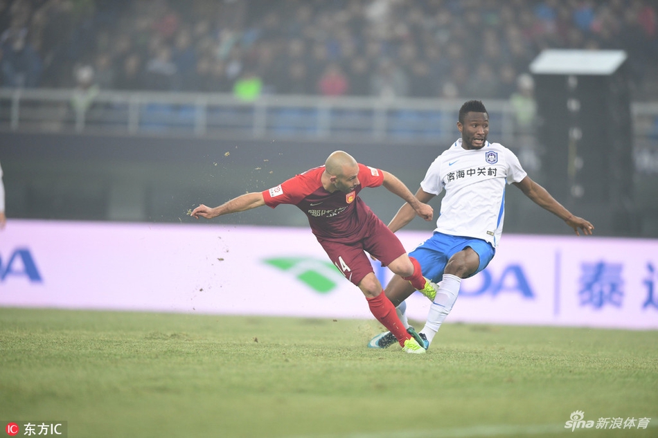 米克尔踩倒小马哥