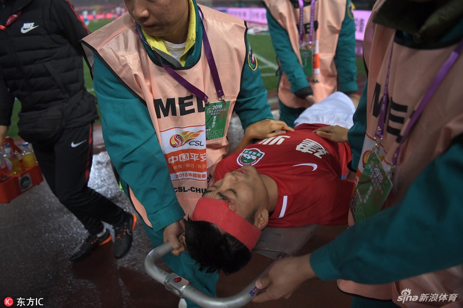 王飞被担架抬走