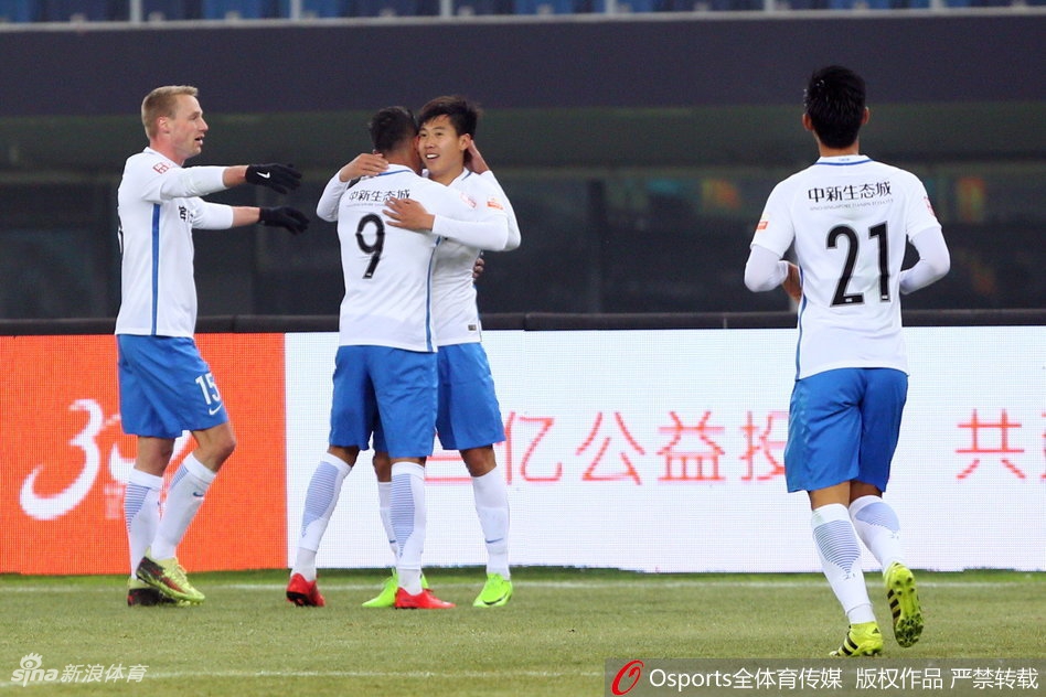 泰达众将庆祝进球