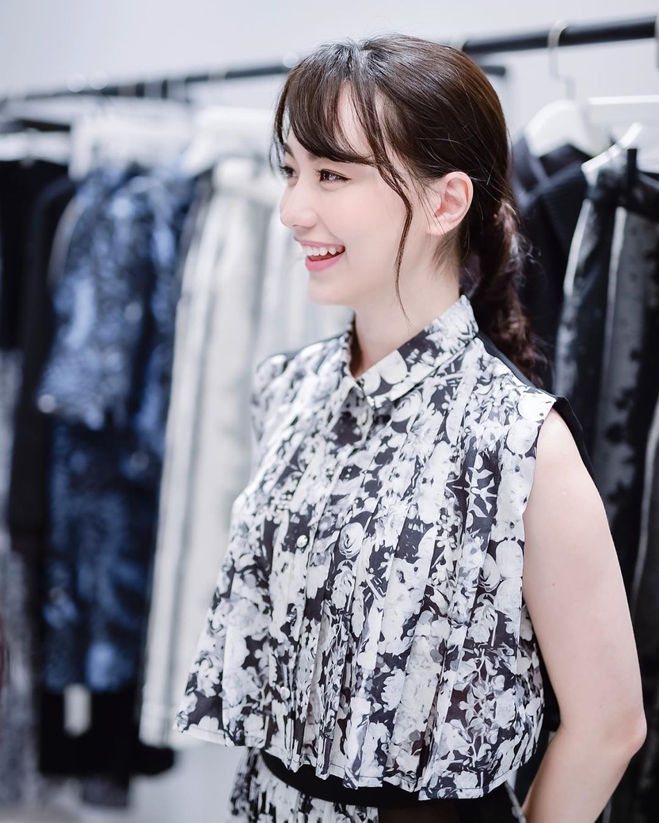 高清-黑嘉嘉晒甜甜美照 模特身材尽显高雅气质_高清图集_新浪网