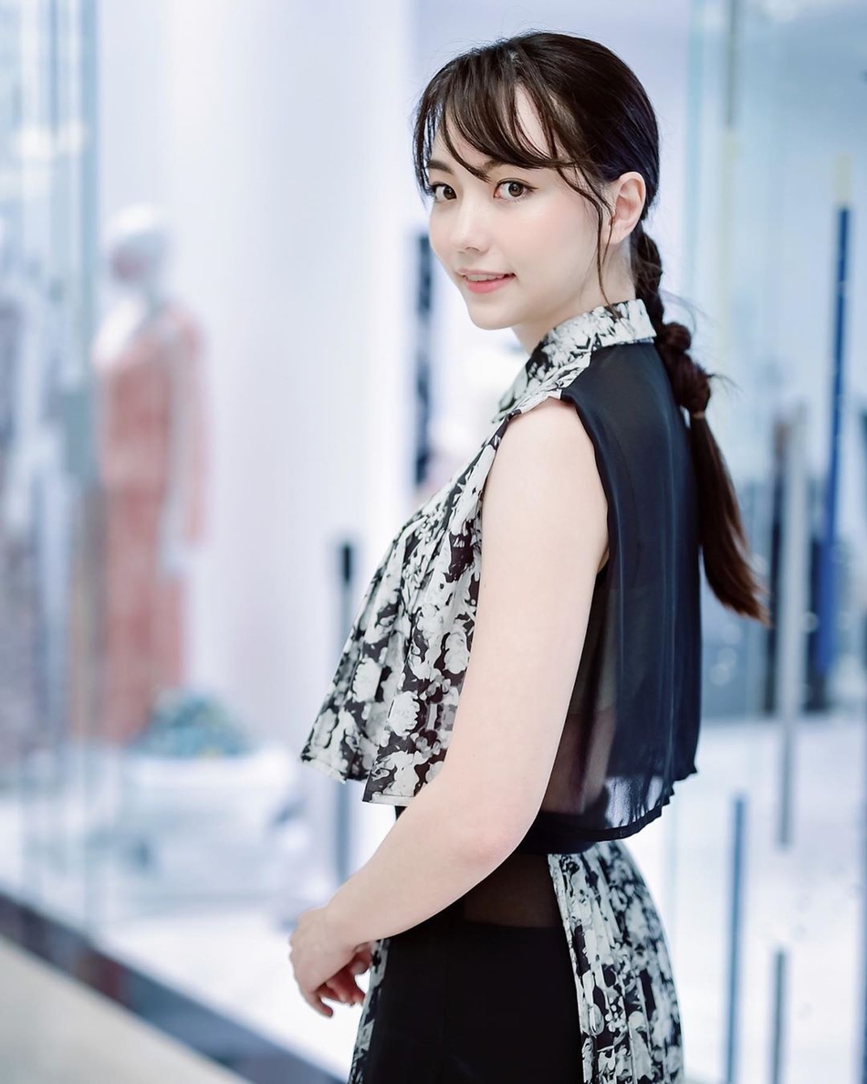 高清-黑嘉嘉晒甜甜美照 模特身材尽显高雅气质_高清图集_新浪网