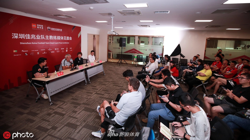 深足新帅多纳多尼亮相