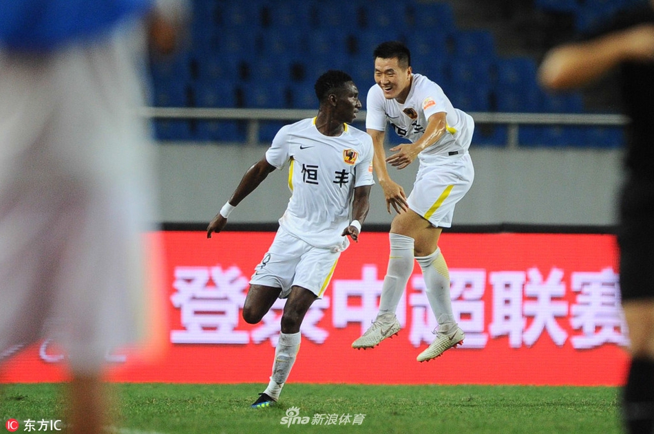 斯蒂夫与队友庆祝