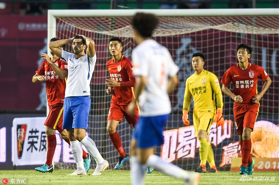 佩莱遗憾错失进球