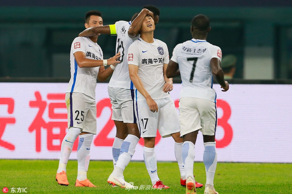 泰达球员庆祝进球