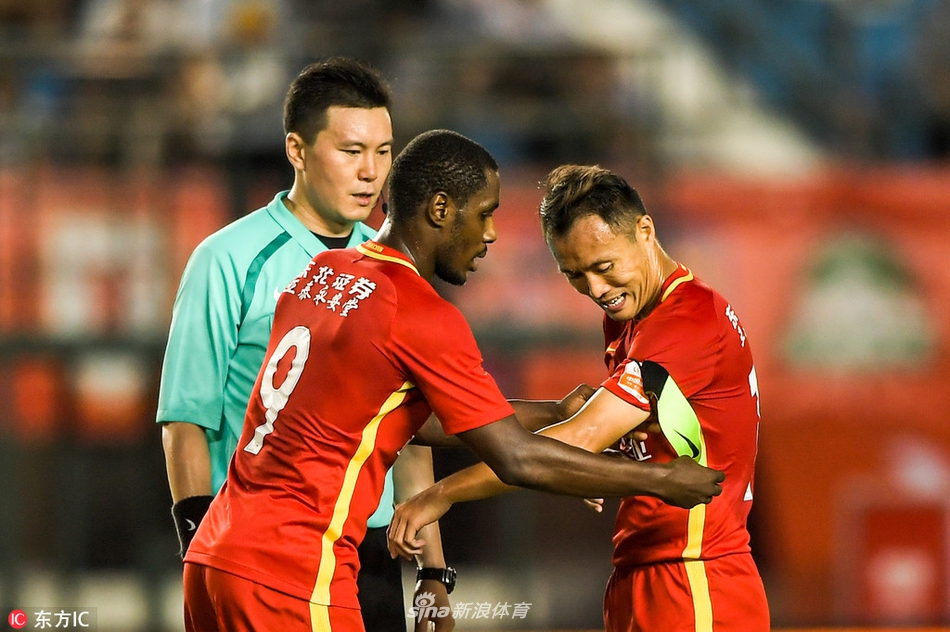 伊哈洛将队长袖标交给范晓冬