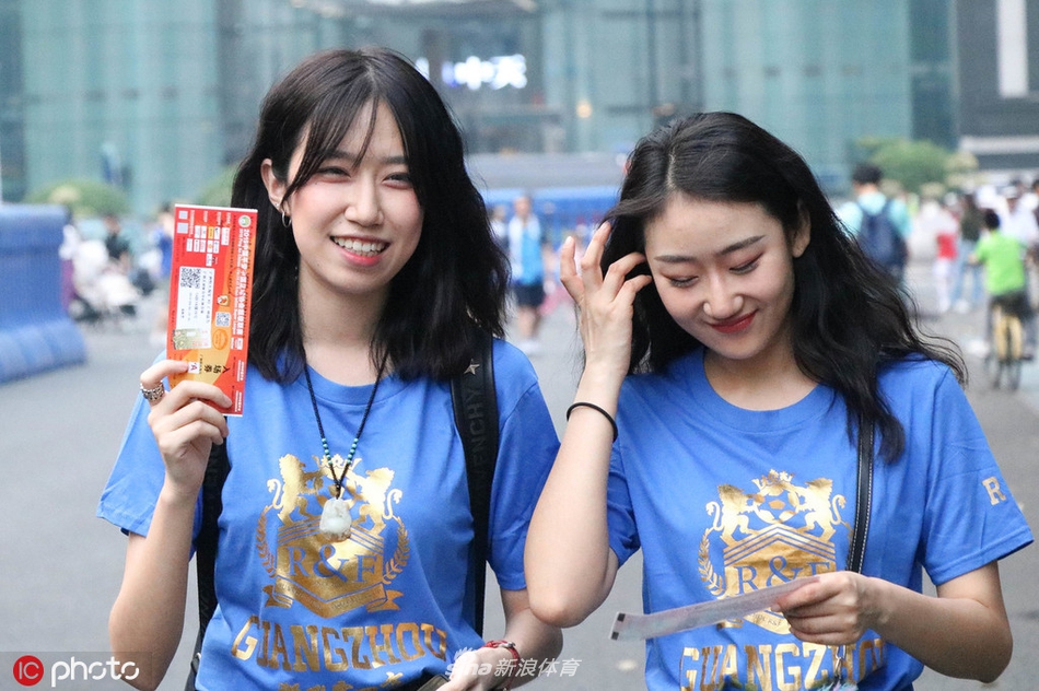 中超美女球迷图鉴 半程看台美色大赏