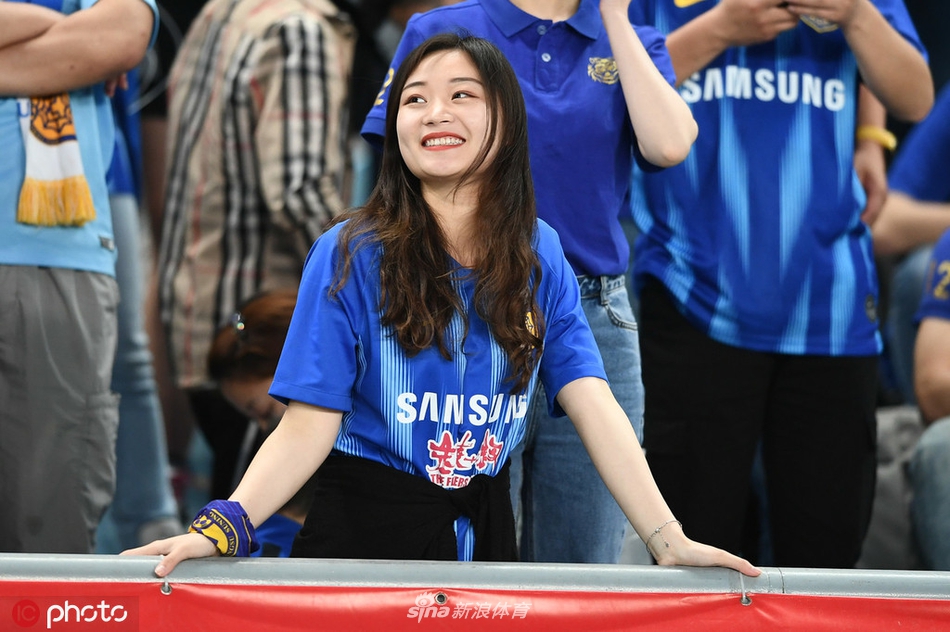 中超美女球迷图鉴 半程看台美色大赏