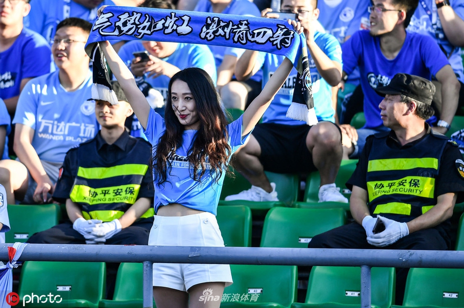 中超美女球迷图鉴 半程看台美色大赏