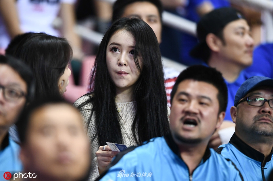 中超美女球迷图鉴 半程看台美色大赏