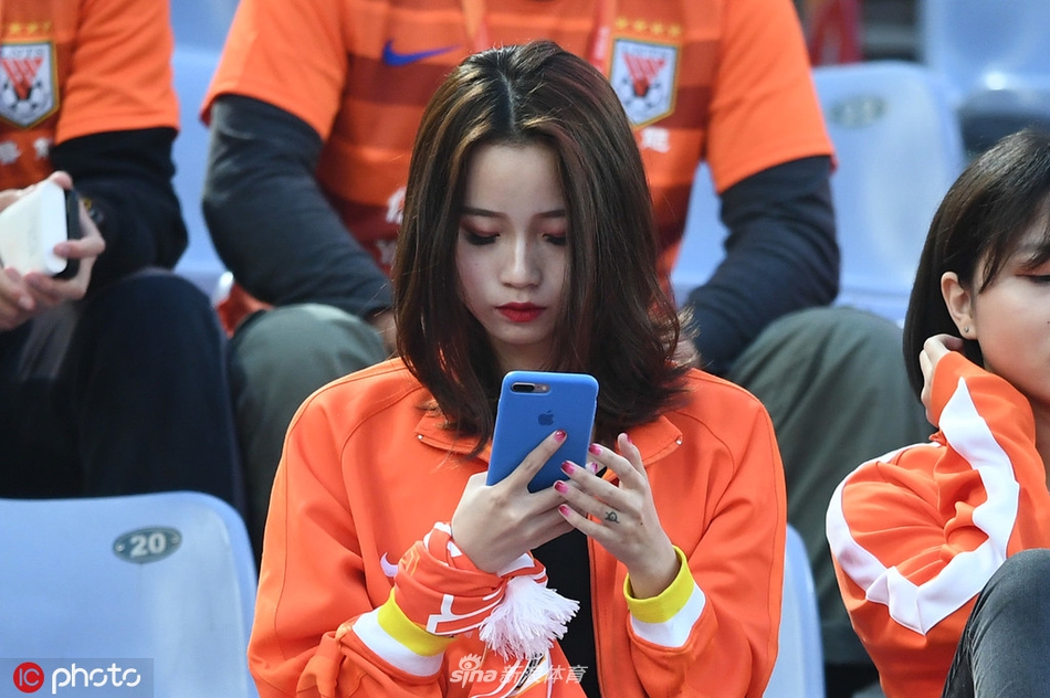 中超美女球迷图鉴 半程看台美色大赏