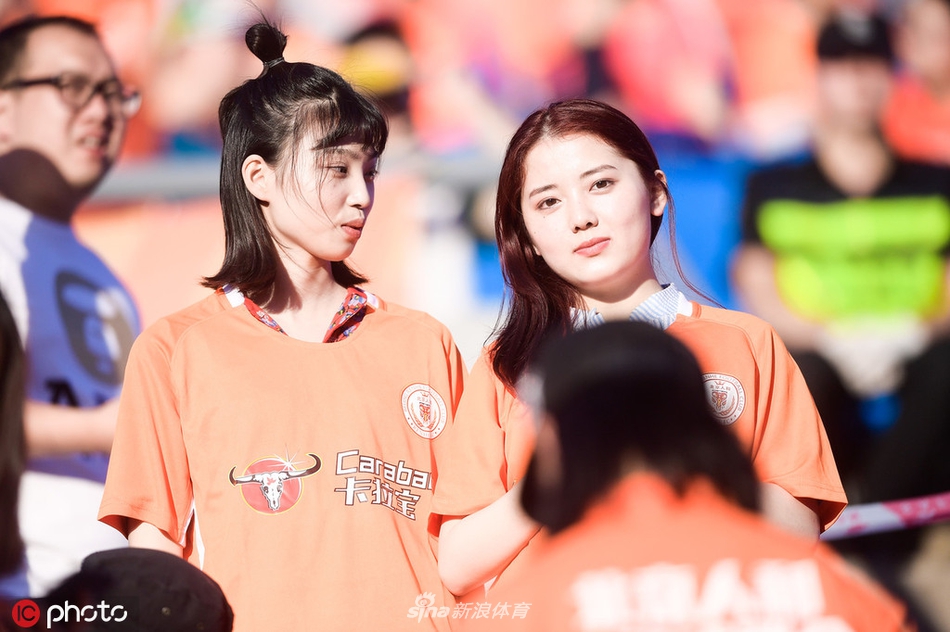 中超美女球迷图鉴 半程看台美色大赏