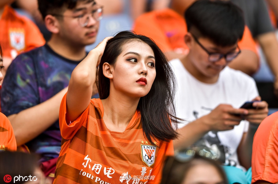中超美女球迷图鉴 半程看台美色大赏