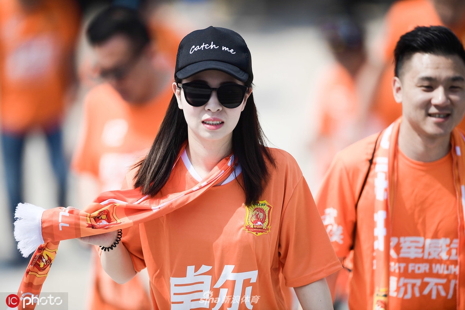 中超美女球迷图鉴 半程看台美色大赏