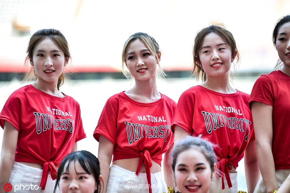 中超美女球迷图鉴 半程看台美色大赏