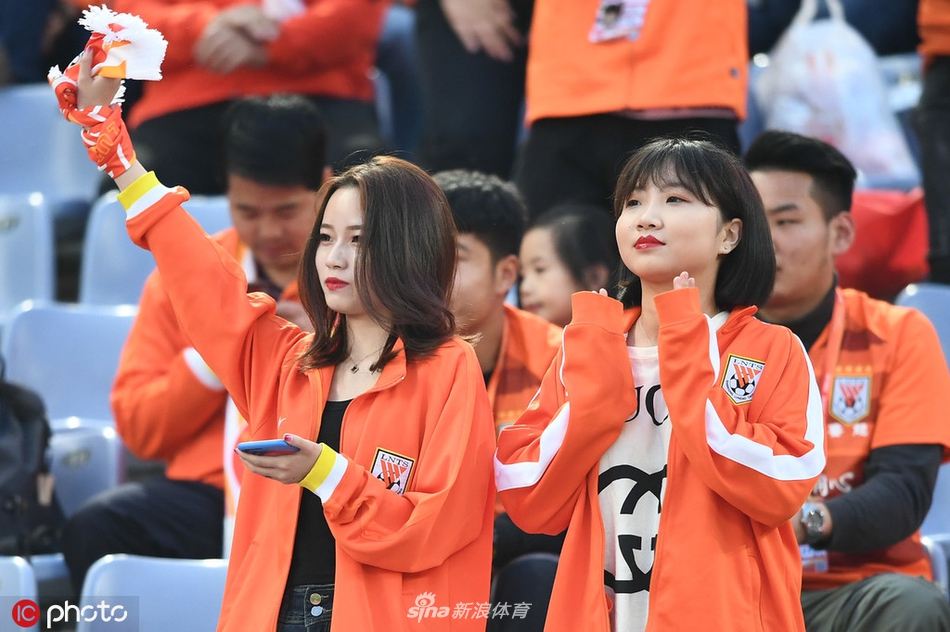 中超美女球迷图鉴 半程看台美色大赏