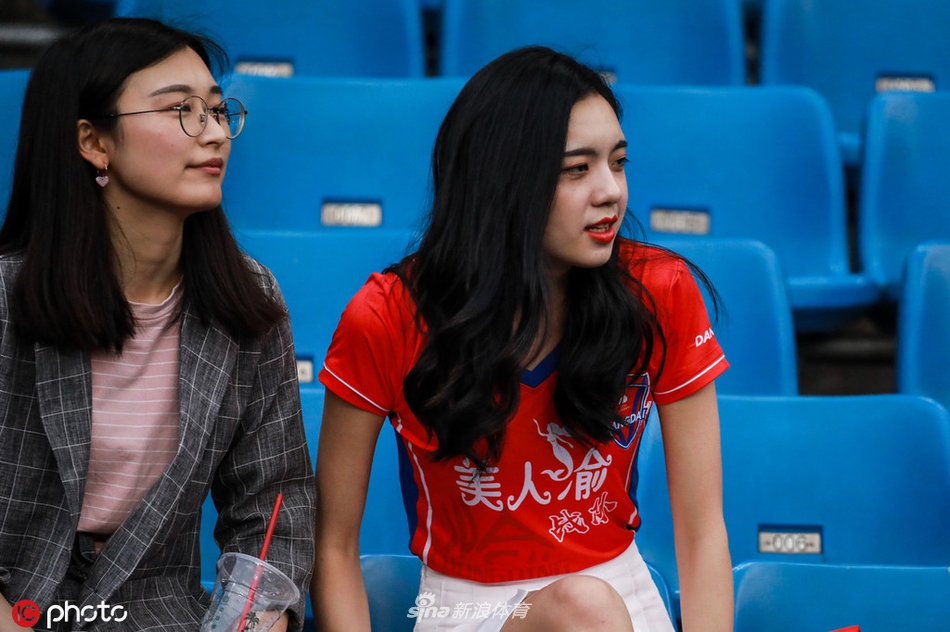 中超美女球迷图鉴 半程看台美色大赏