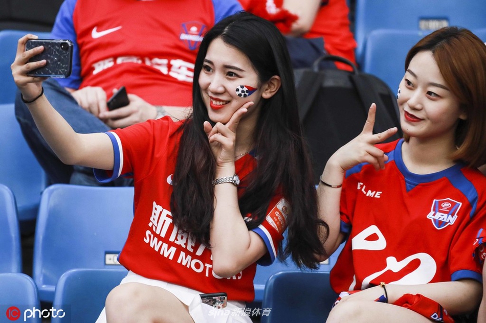 中超美女球迷图鉴 半程看台美色大赏