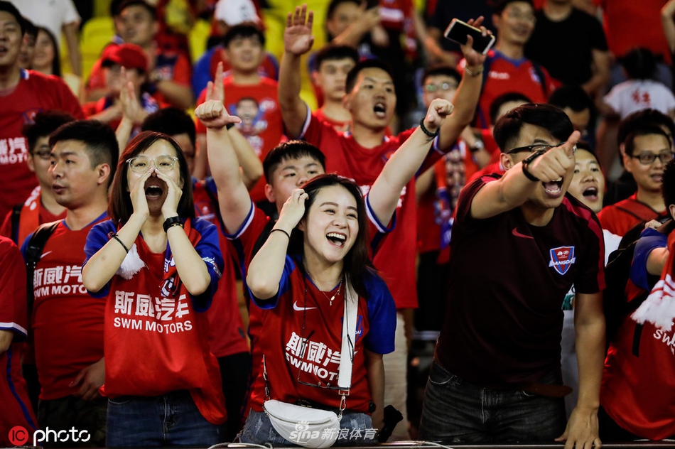 中超美女球迷图鉴 半程看台美色大赏