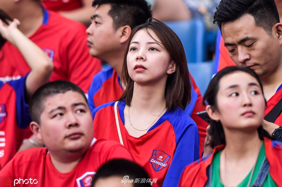 中超美女球迷图鉴 半程看台美色大赏