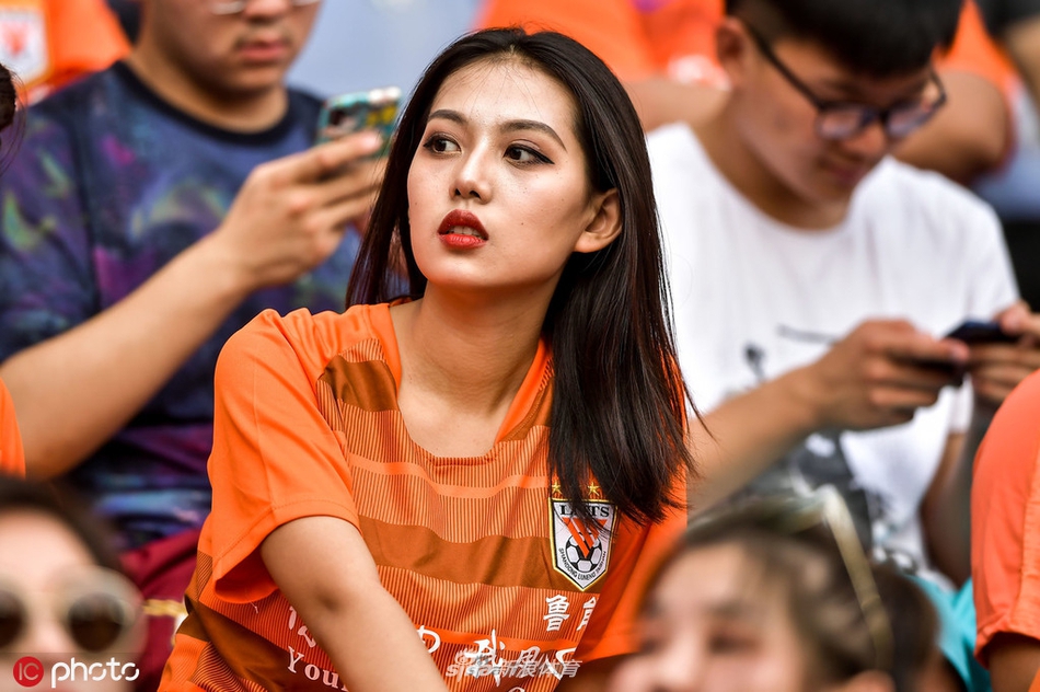 中超美女球迷图鉴 半程看台美色大赏
