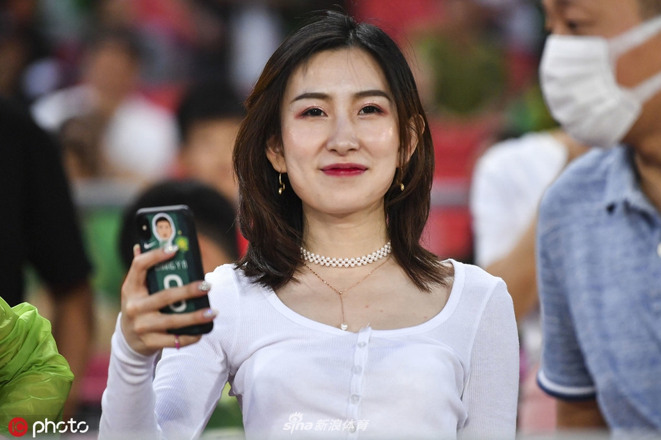 中超美女球迷图鉴 半程看台美色大赏