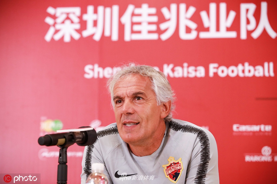 深足新帅多纳多尼亮相