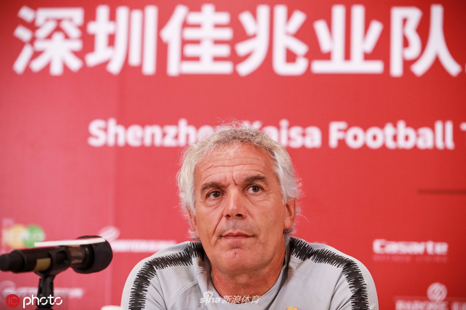 深足新帅多纳多尼亮相