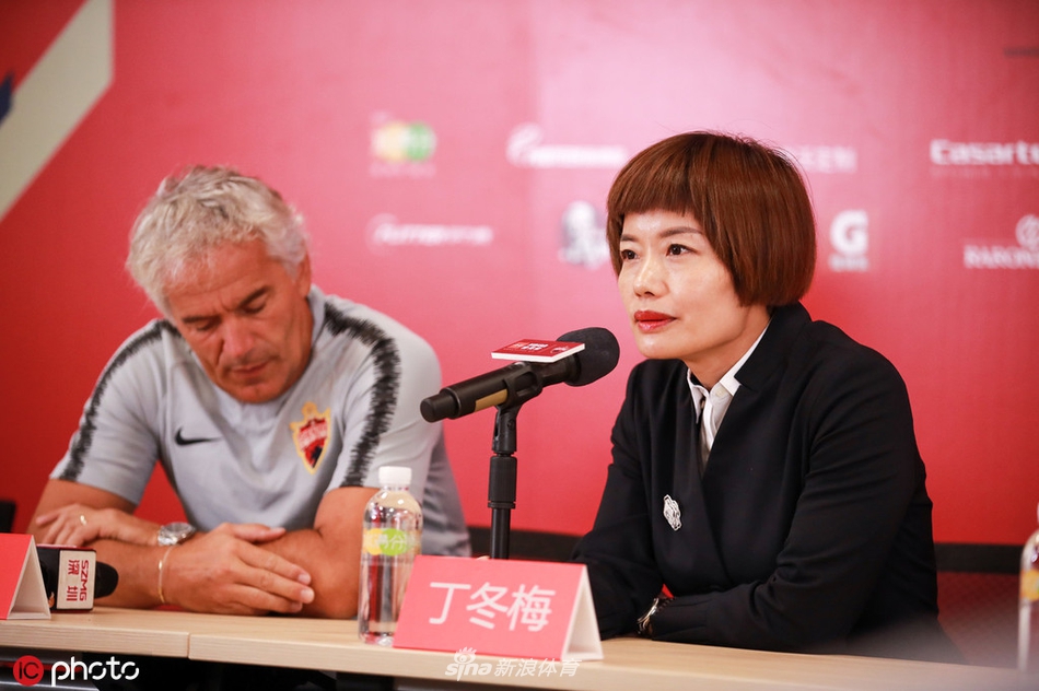 深足新帅多纳多尼亮相