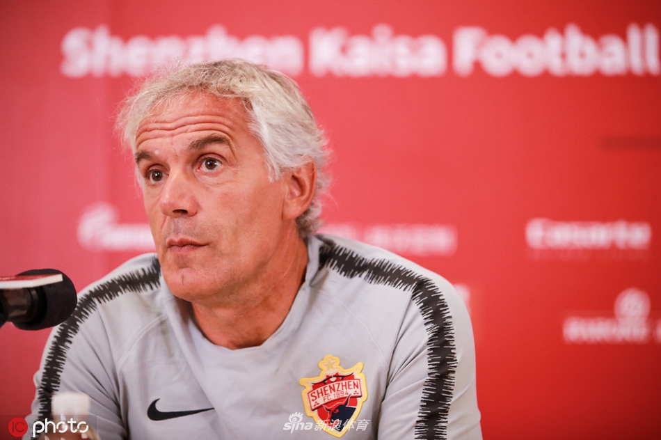 深足新帅多纳多尼亮相