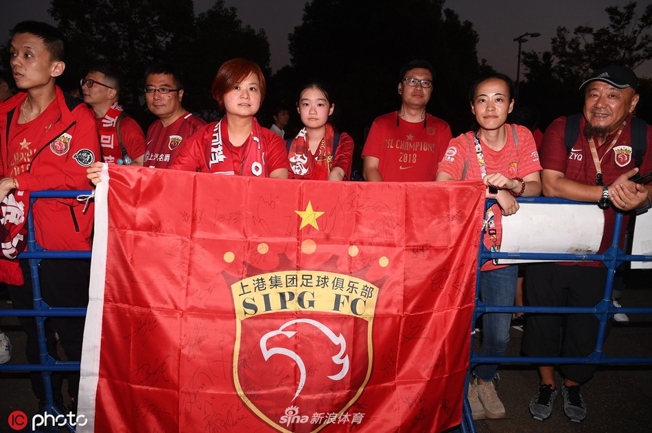 上港球迷挥舞五星红旗助威